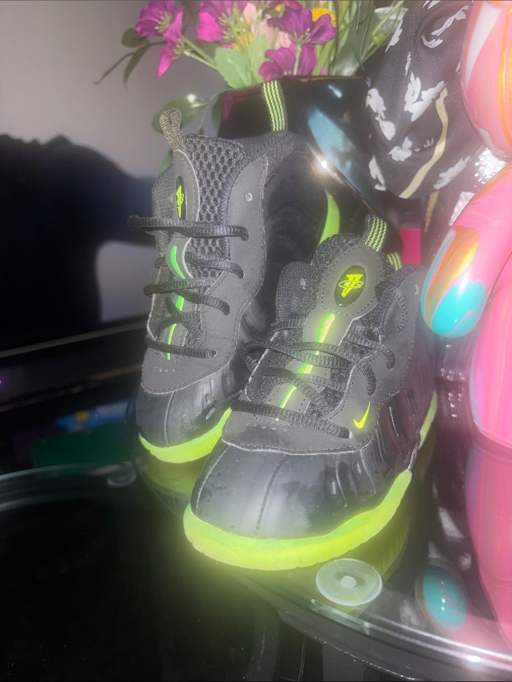 Nike Kids Black & Neon Green Sneakers